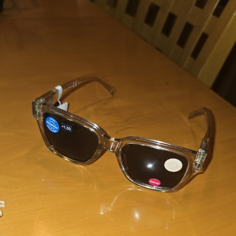 BRAND NEW PEEPERS 1.50 SUNGLASSES